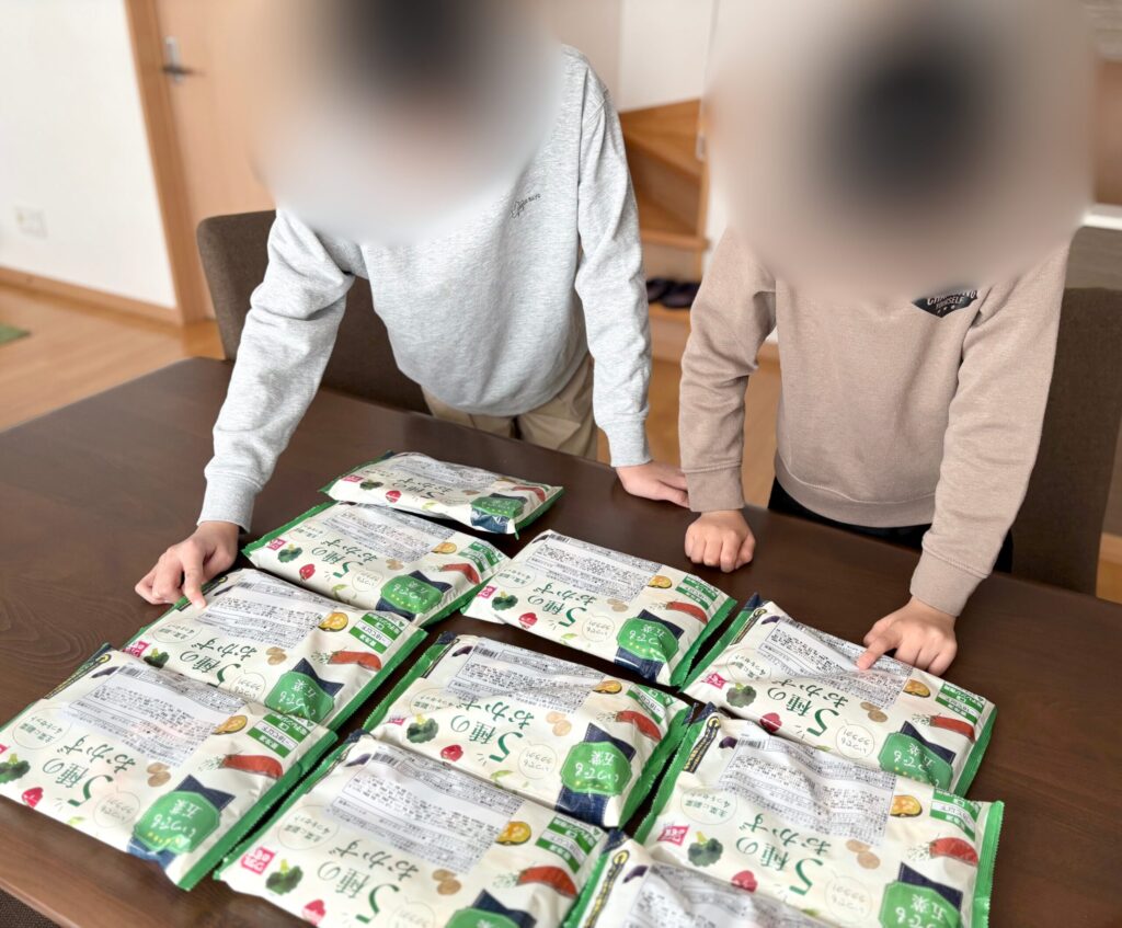 ごはん作れない日でも家族で温かい食卓を囲んでいるワタミの宅食ダイレクトの実食写真