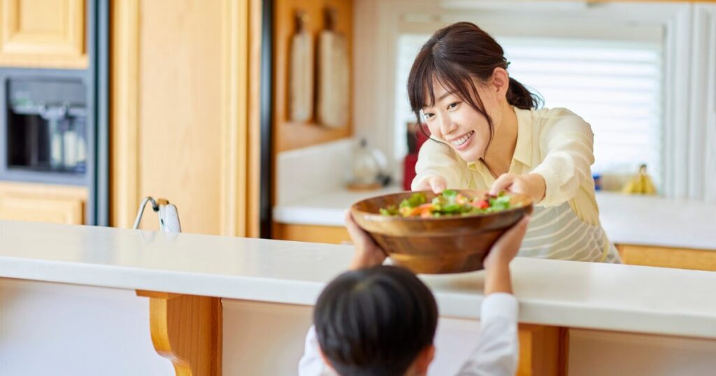 宅食を活用して家族の食事を笑顔で支えるママのイメージ