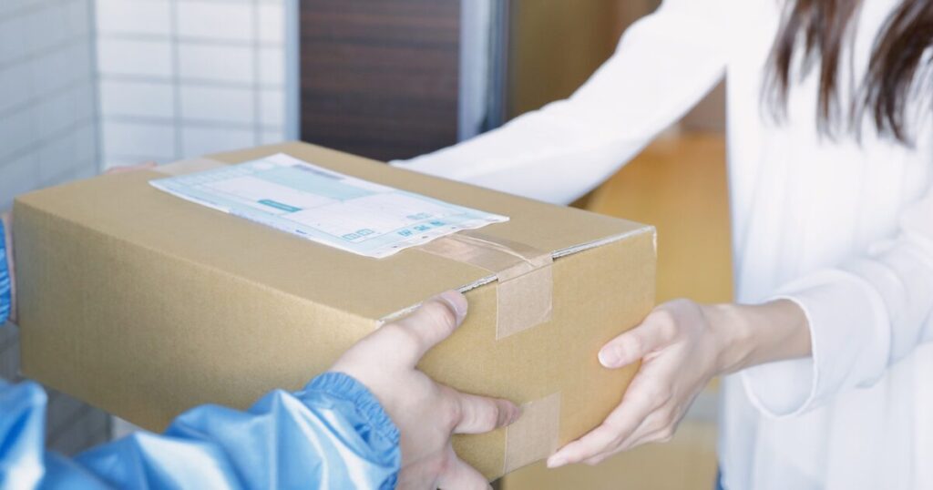 宅配の荷物を受け取る様子をイメージした写真
