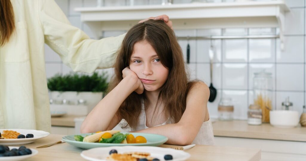 食事が進まず食卓で気分が沈んでいる様子をイメージした写真