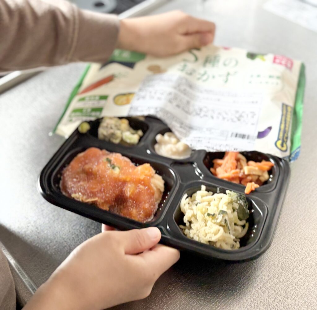 ワタミの宅食ダイレクトのいつでも五菜を温めて容器のまま実食している写真