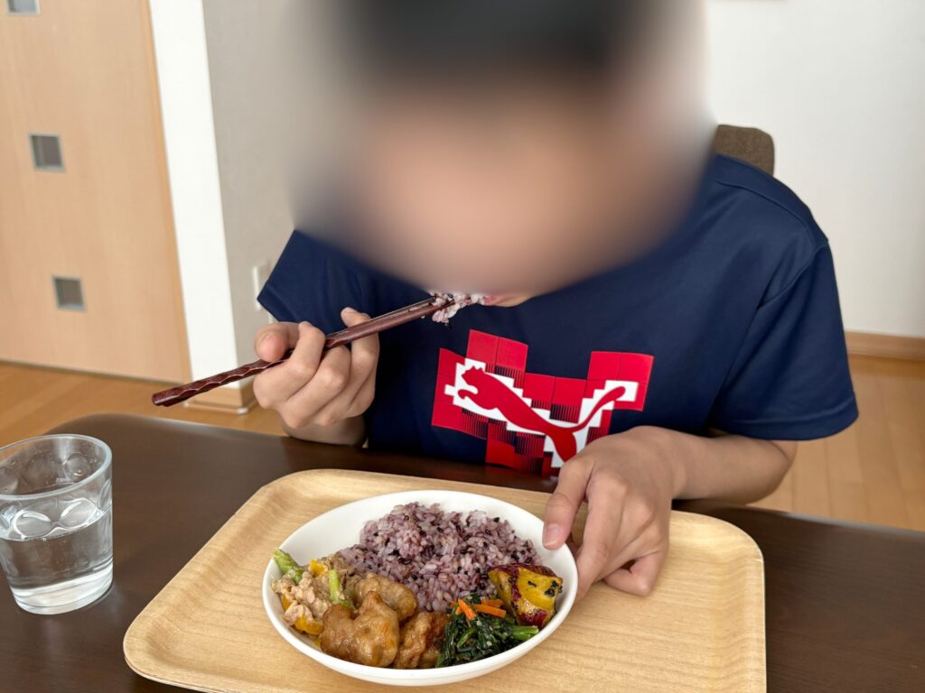 ママの休食の黒米入りごはんを長男が実食している様子