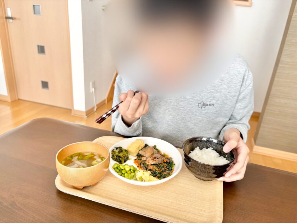 ナッシュの冷凍弁当を子どもが箸で食べている様子
