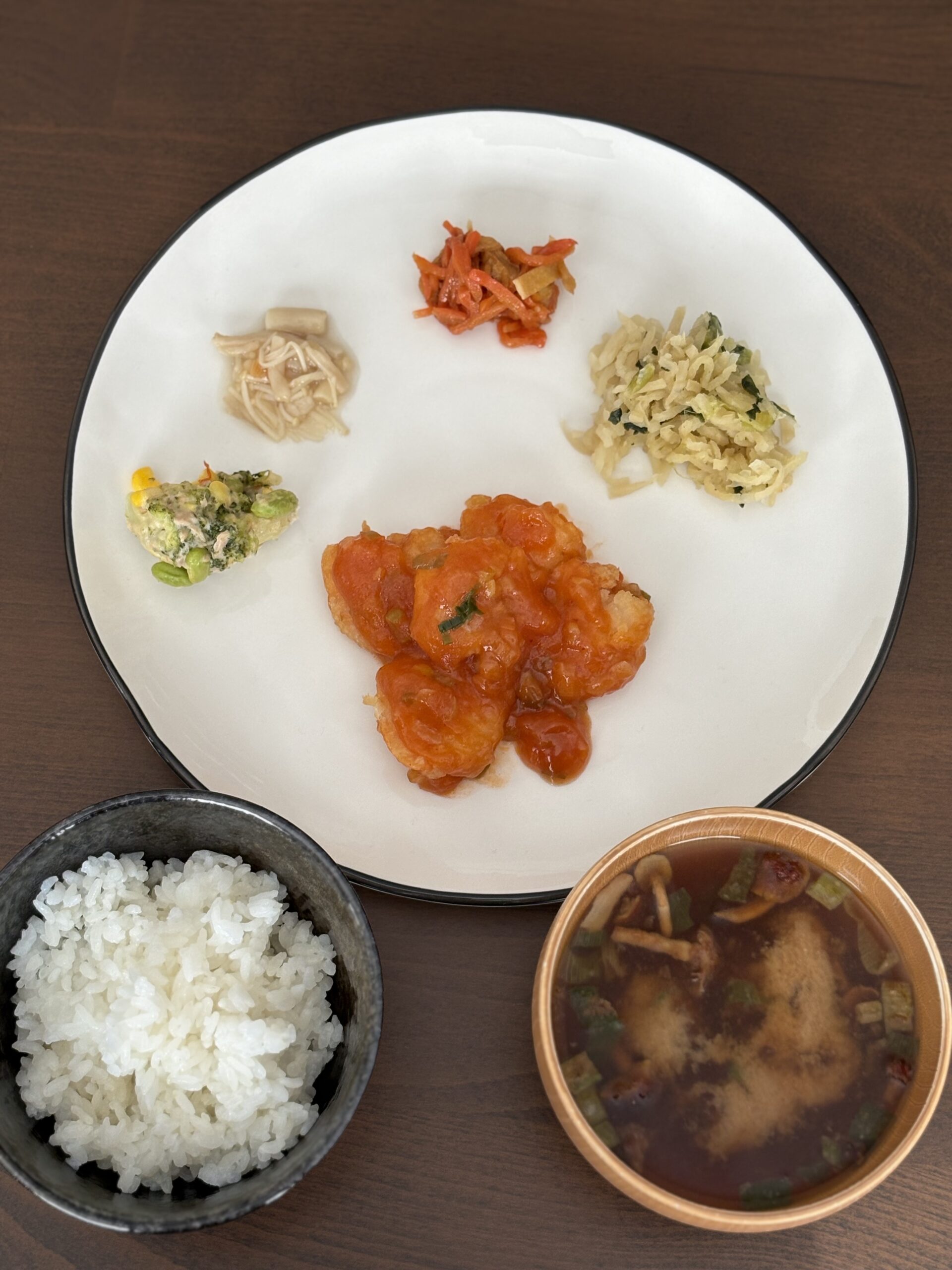 ワタミの宅食ダイレクトのいつでも三菜を電子レンジで温めて盛り付けた実食写真
