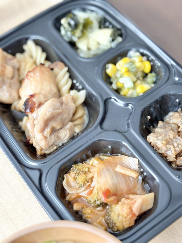 ワタミの宅食ダイレクトの容器の主菜と副菜の仕切りが見える実食レビュー写真