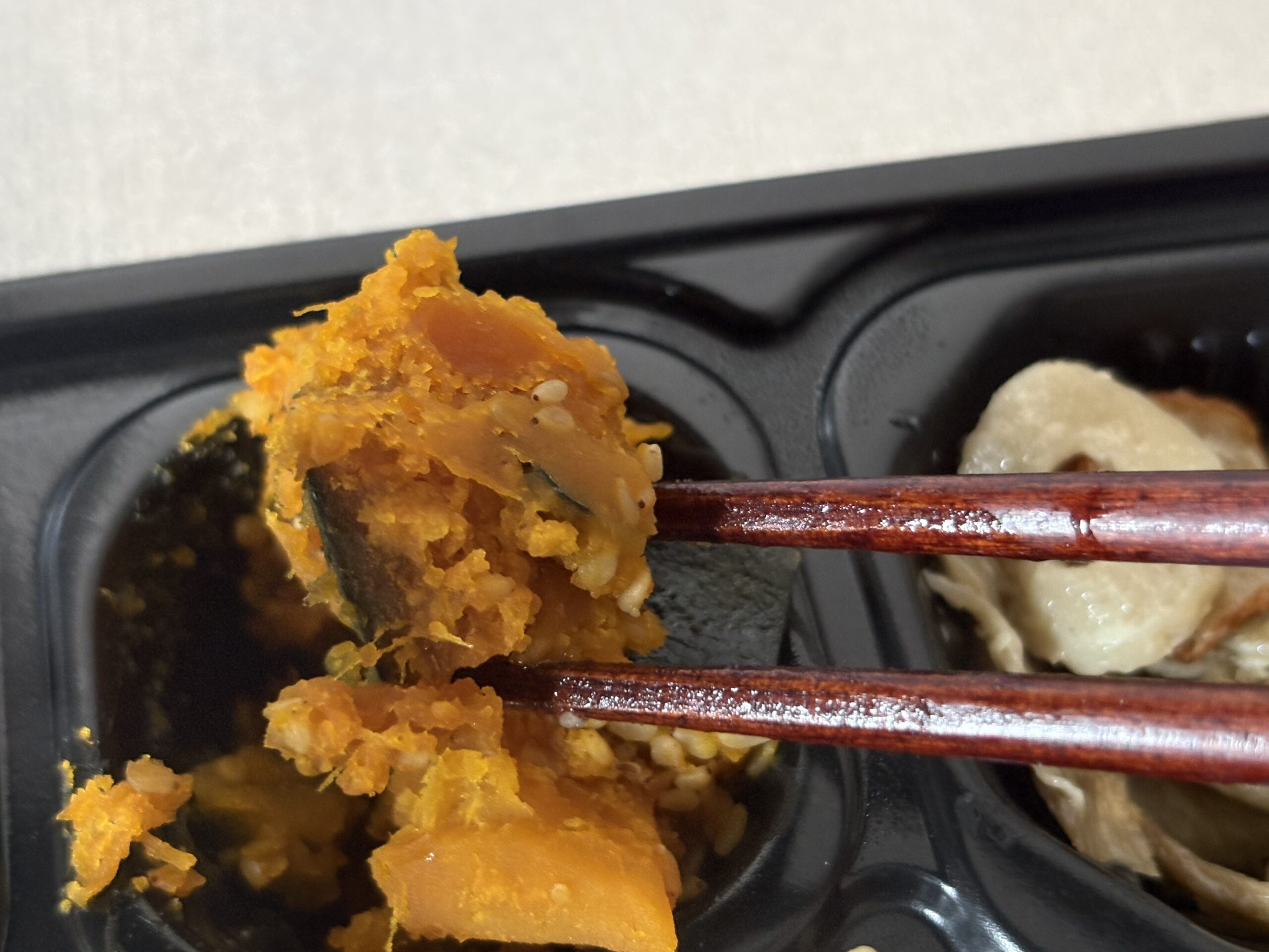 ワタミの宅食ダイレクトの冷凍弁当の全体を撮影した実食レビュー写真