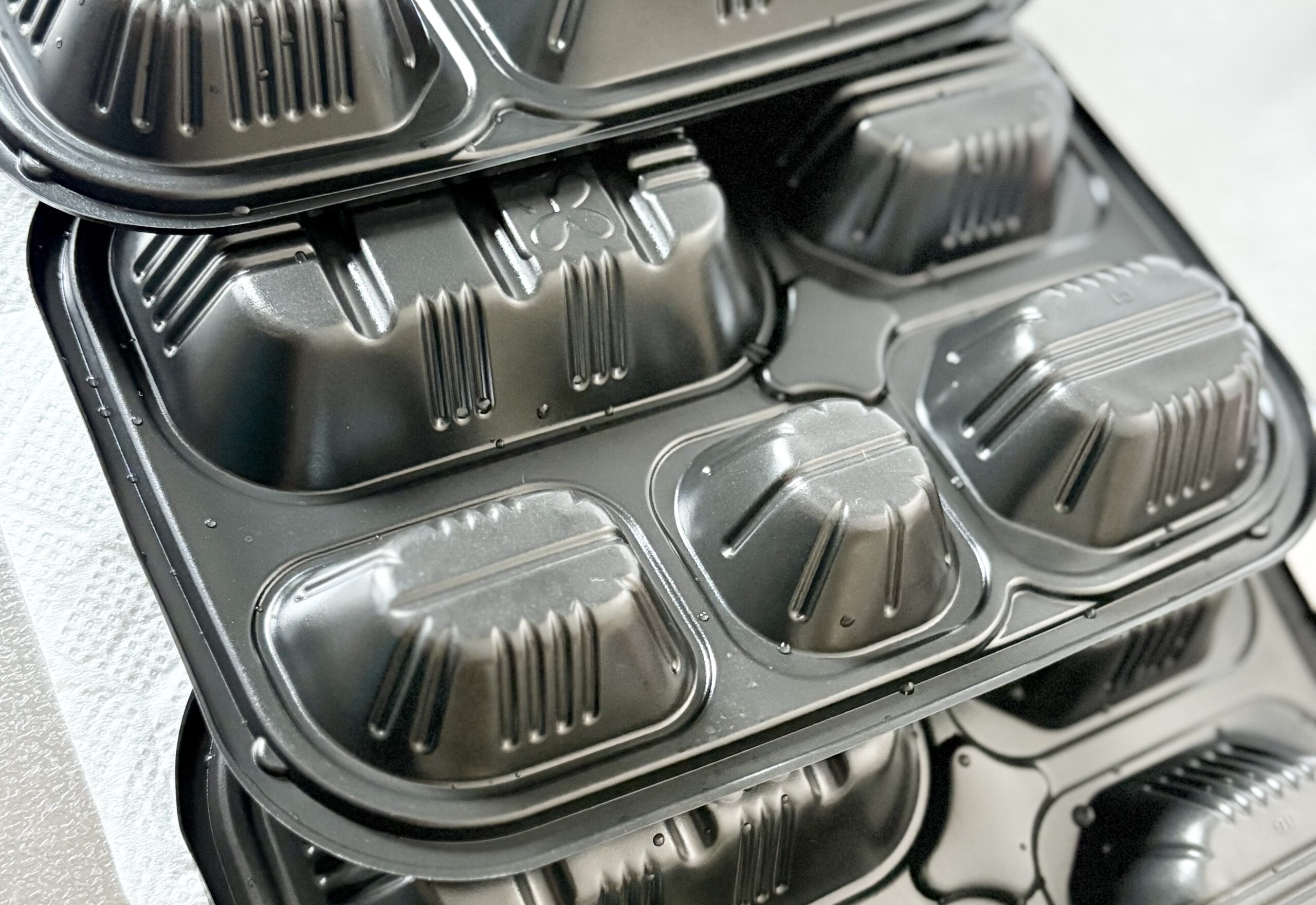 ワタミの宅食ダイレクトの空容器を積み重ねたコンパクトさがわかる写真