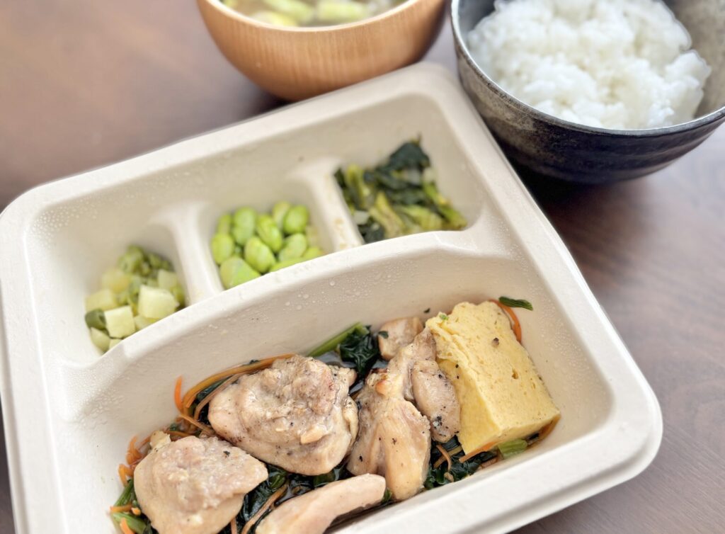 ナッシュのおかずを箸で持ち上げてアップで撮影した実食写真