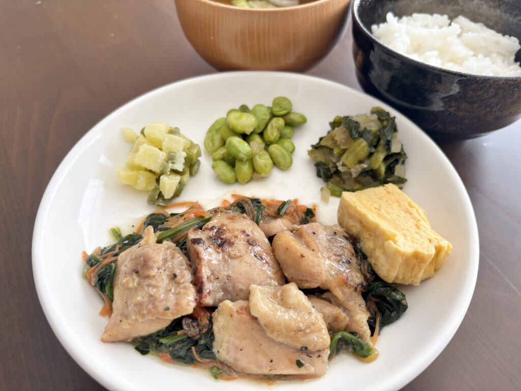ナッシュの鶏もも炭火焼きをお皿に盛り付けた実食写真