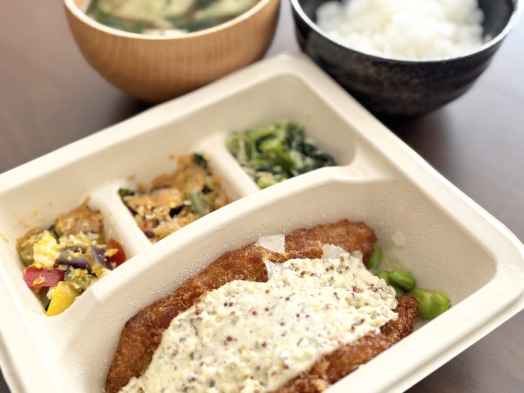 ナッシュのたらフライを温めてお皿に盛り付けた実食写真