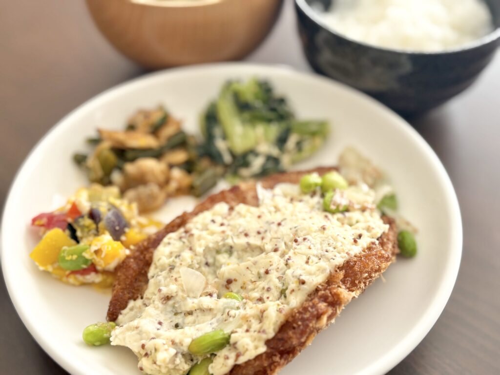 ナッシュのおかずを温めてお皿に盛り付けた実食写真