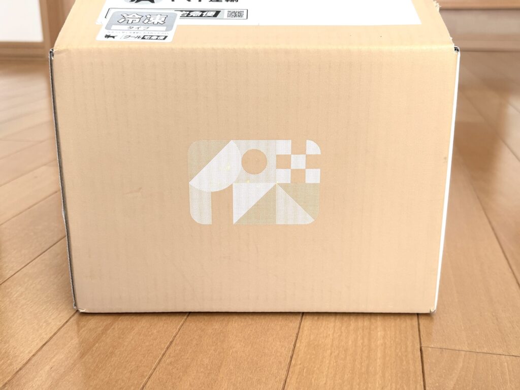 ママの休食がヤマト運輸クール便で届いた配送ボックスの写真