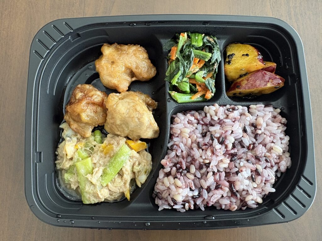 ママの休食の主食付き冷凍弁当の容器全体を真上から撮影した写真