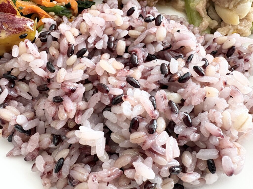 ママの休食の黒米入りごはんのアップを撮影した写真
