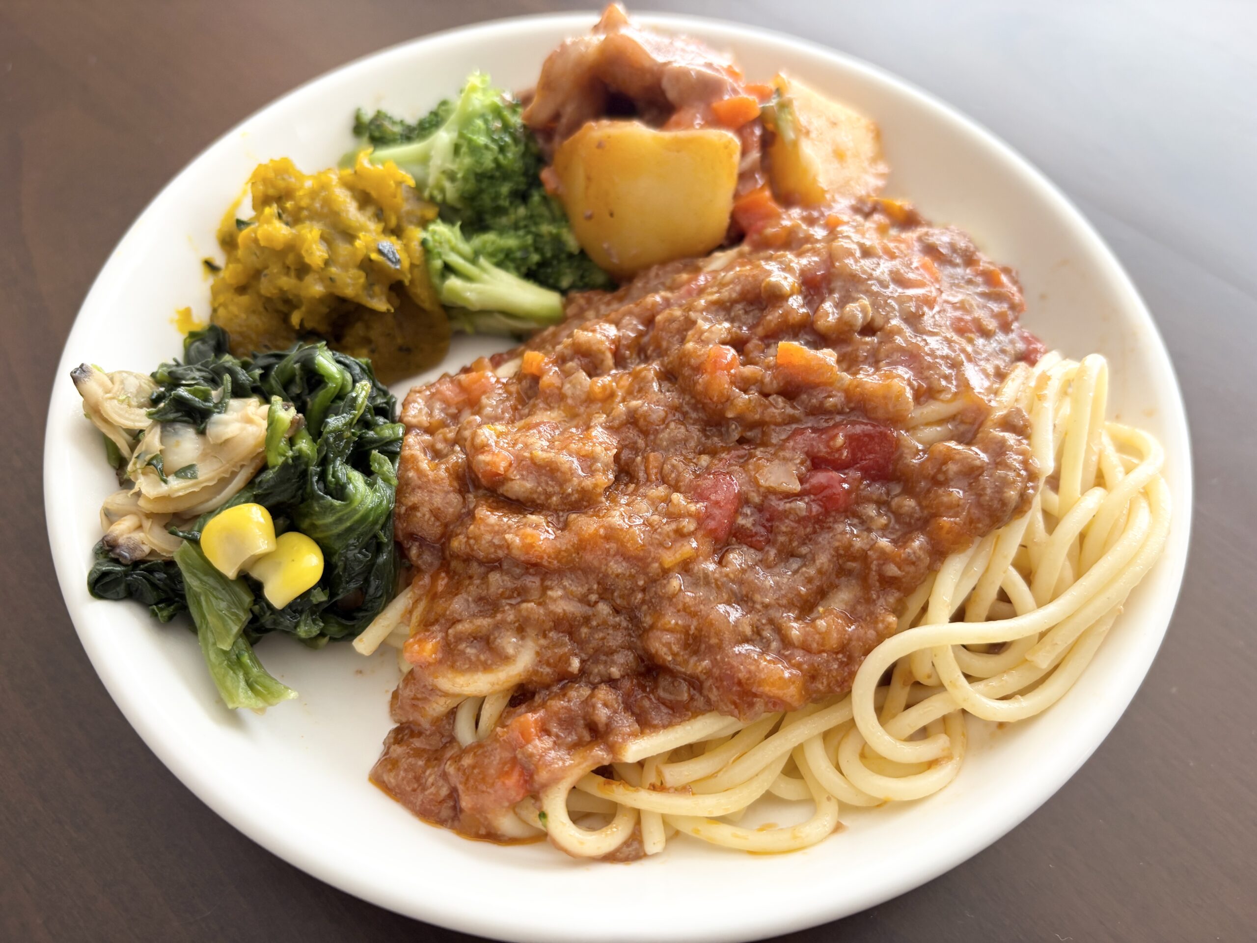 ママの休食ボロネーゼスパゲッティをお皿に盛り付けた実食写真