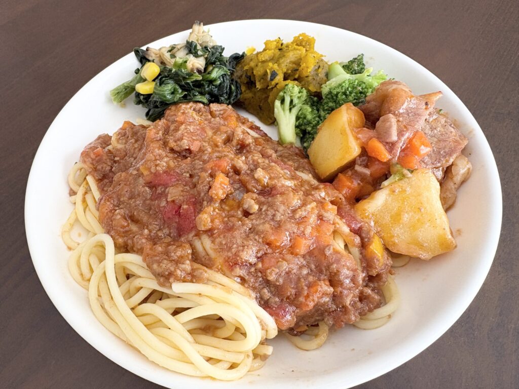ママの休食のボロネーゼスパゲッティを真上から撮影した盛り付け写真