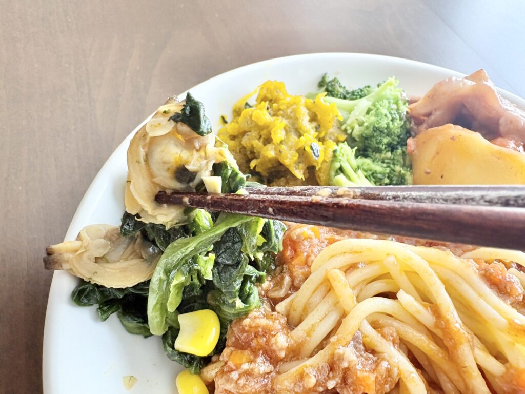 ママの休食のほうれん草ときのこのバターしょうゆを箸でつまんだ実食写真
