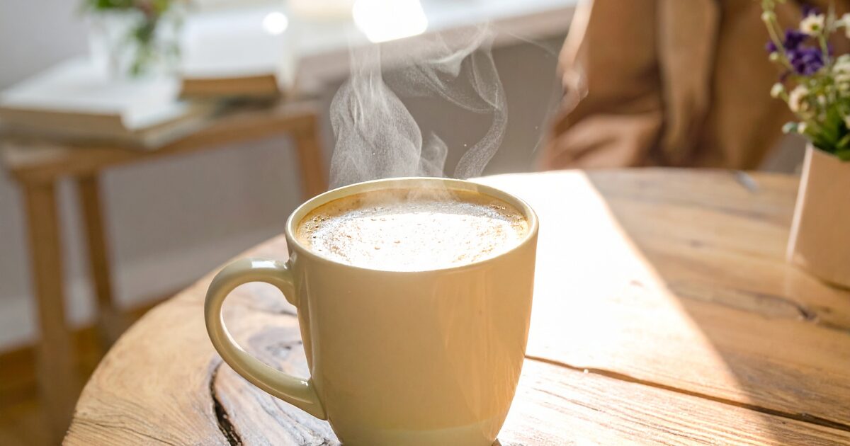 温かい飲み物でほっとひと息つく時間をイメージした写真