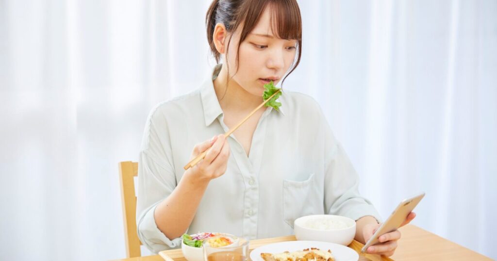一人で食事を楽しむ女性の暮らしをイメージした写真