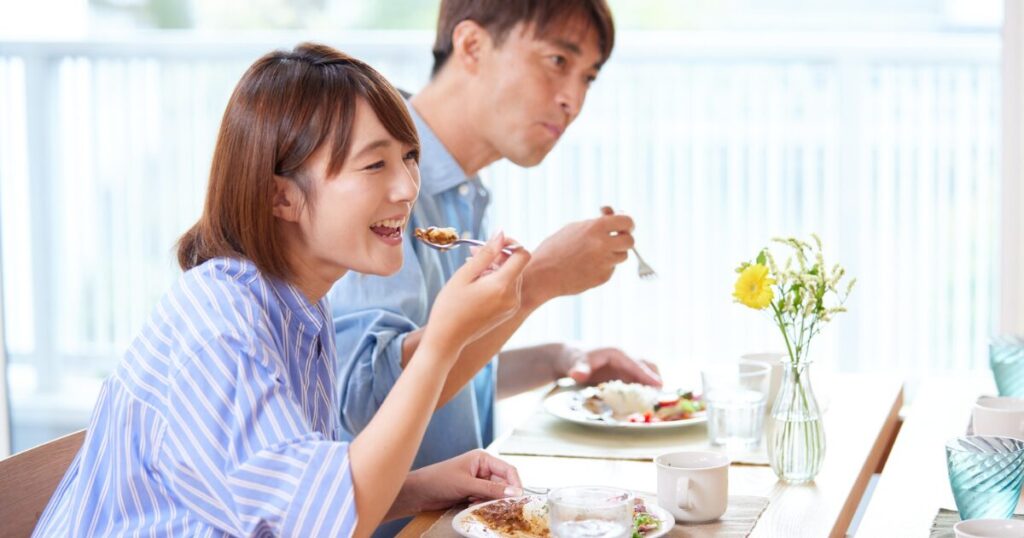 夫婦で食卓を囲んで食事を楽しむ様子をイメージした写真