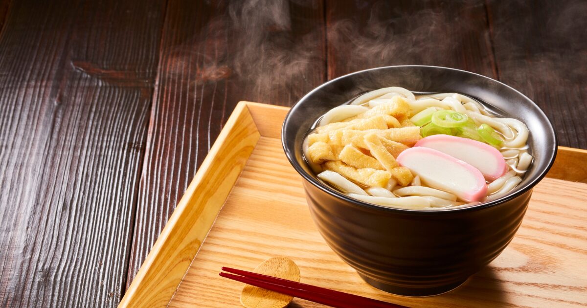 温かいうどんで体に優しい食事をイメージした写真