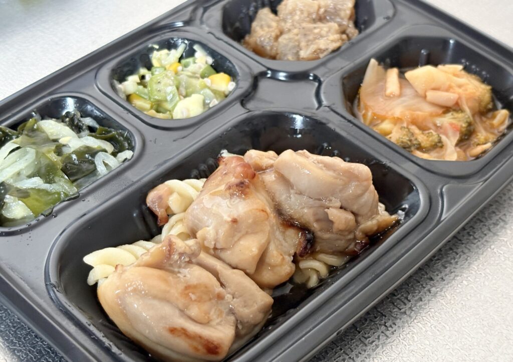 ワタミの宅食ダイレクトの容器に入ったおかずの実食写真
