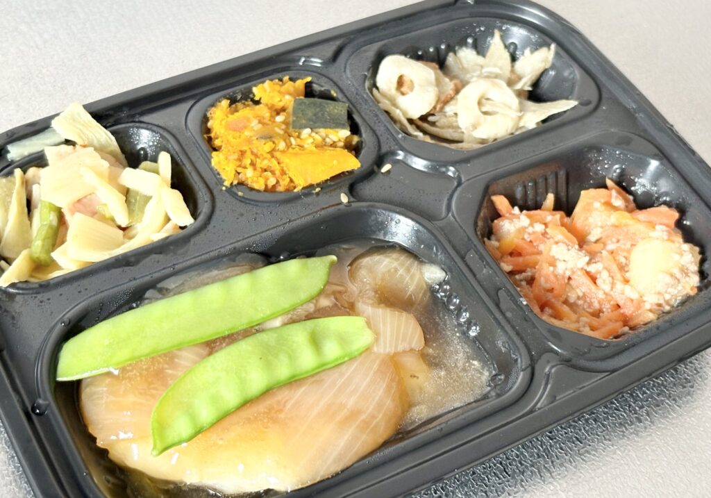 ワタミの宅食ダイレクトの仕切り容器に盛られたおかずの実食写真