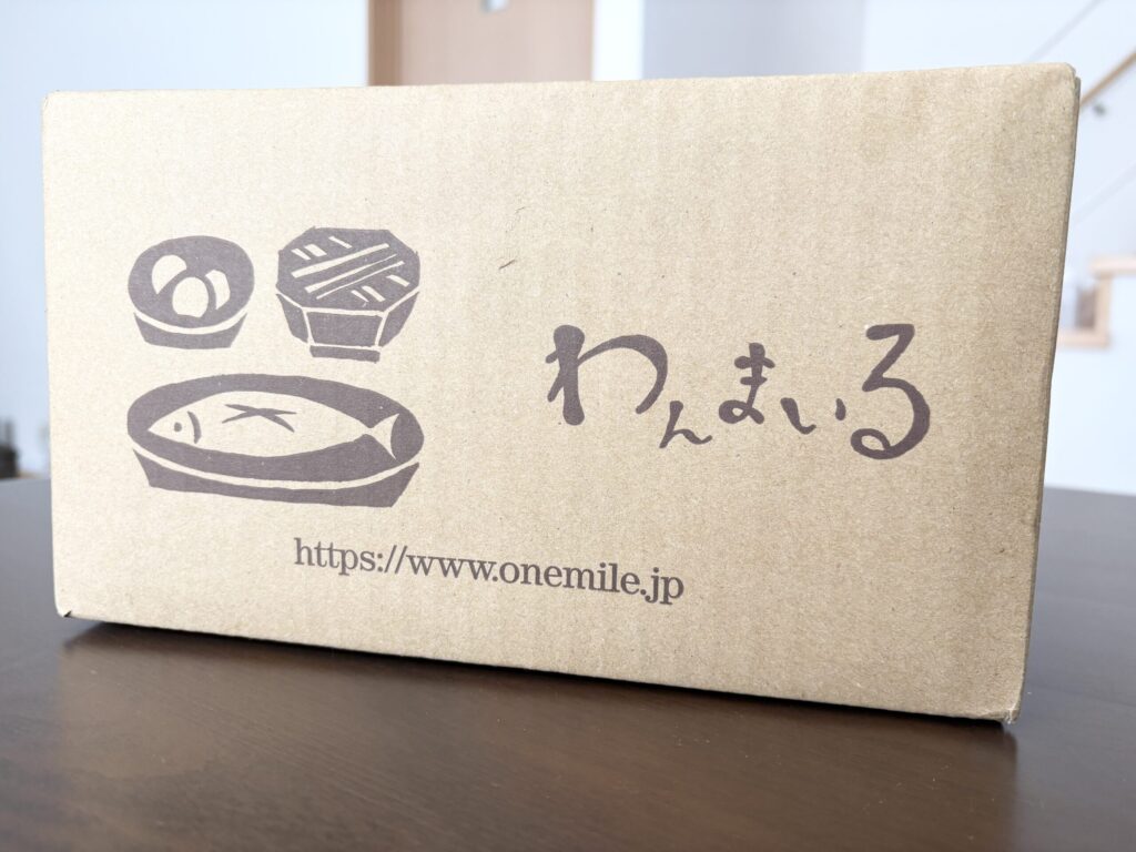 わんまいるのロゴが入った配送ボックスの実食写真