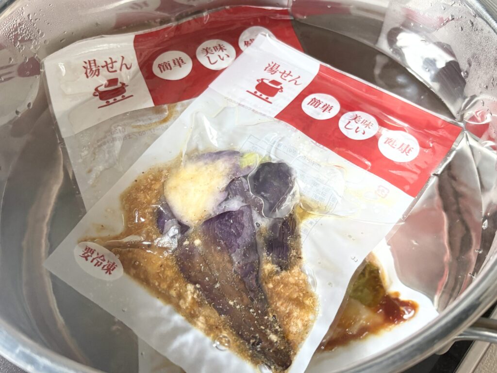 わんまいるの冷凍個包装パックを鍋で湯せんしている実食写真