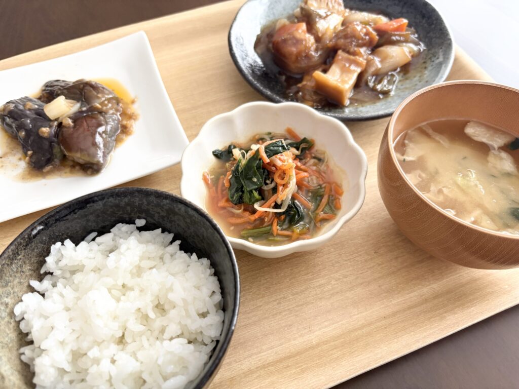 わんまいるの和食中心の献立を盛り付けた実食写真
