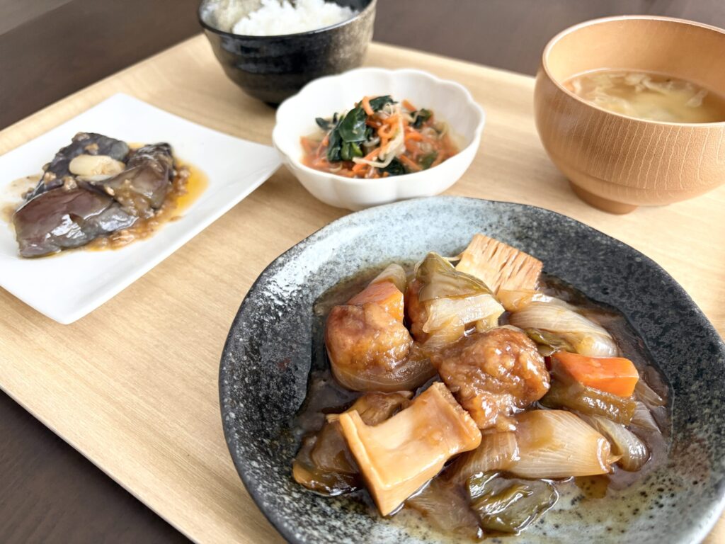 わんまいるの献立をトレーに盛り付けた実食写真