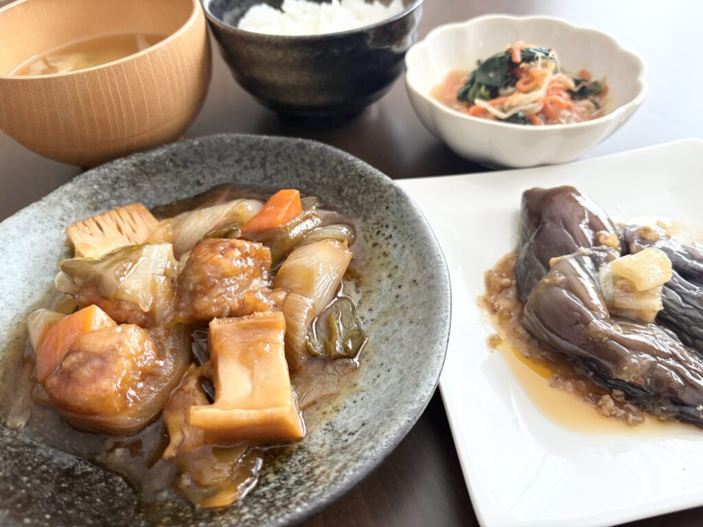 わんまいるの主菜と副菜・ごはん・味噌汁を盛り付けた献立の実食写真