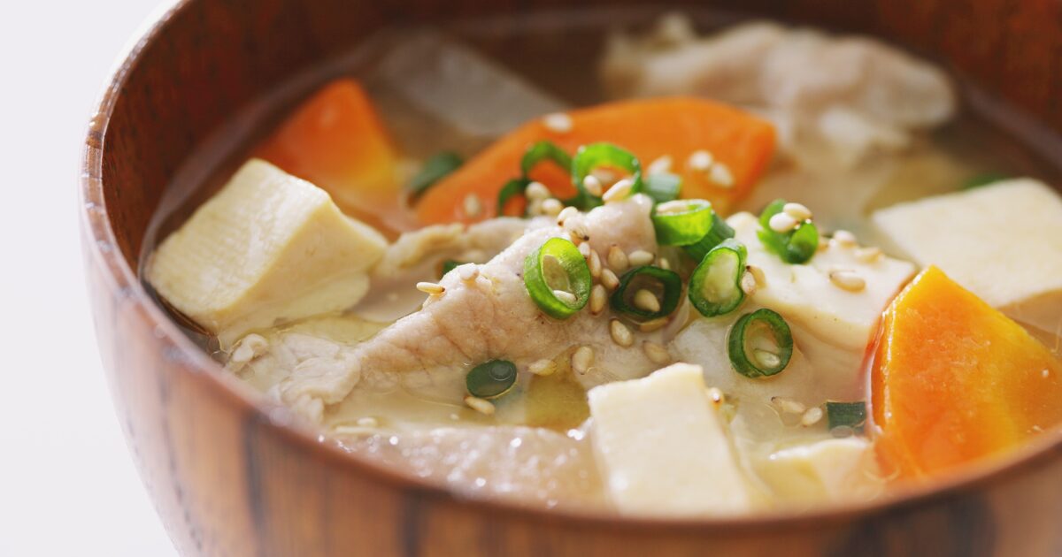 豚肉と野菜の具だくさん味噌汁で体を温める食事をイメージした写真