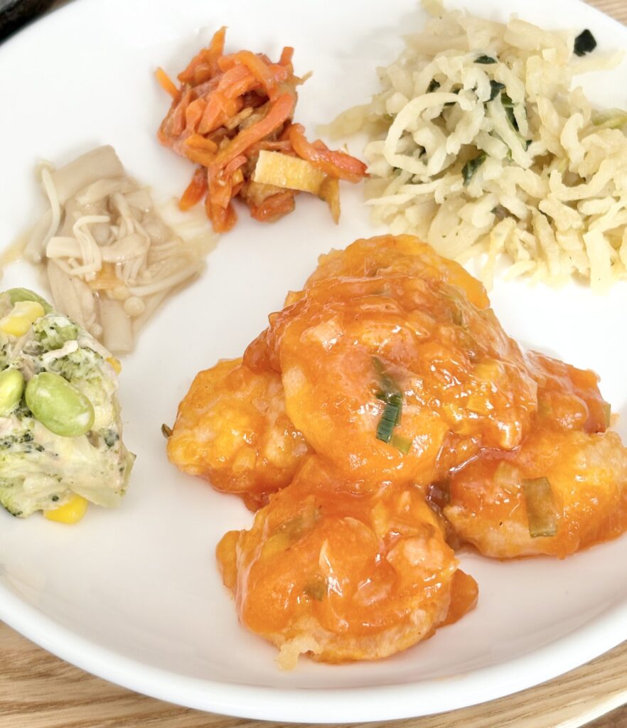 ワタミの宅食ダイレクトのおかずを皿に盛り付けた実食写真
