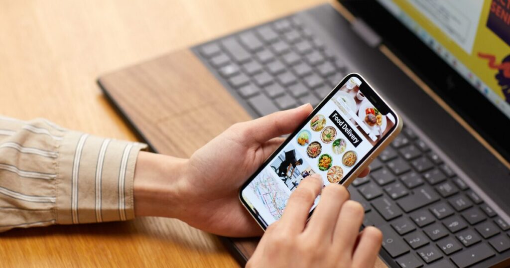 スマホでフードデリバリーを見ているイメージ写真