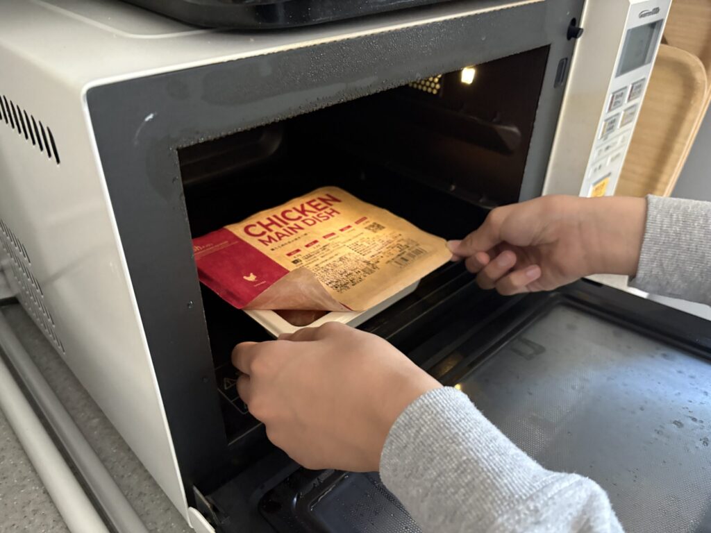 ナッシュのチキンを電子レンジで温めている様子