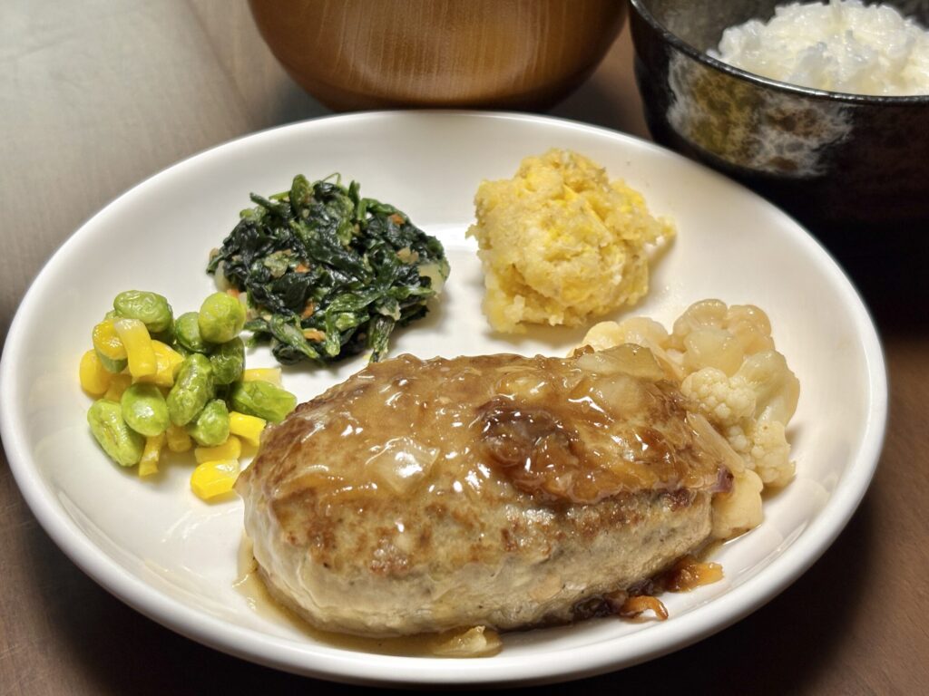 ナッシュのおかずをお皿に盛り付けて白ごはんと添えた実食写真